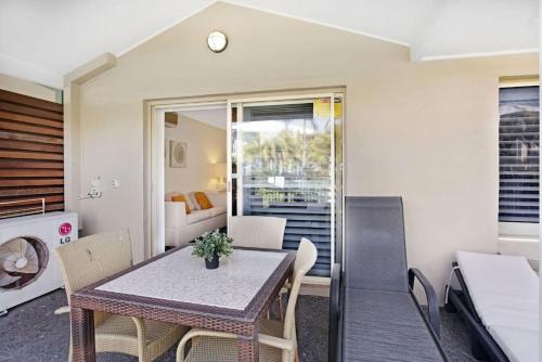 Salamander Bay Apartamento | Oaks Pacific Blue Pool spa more in complex