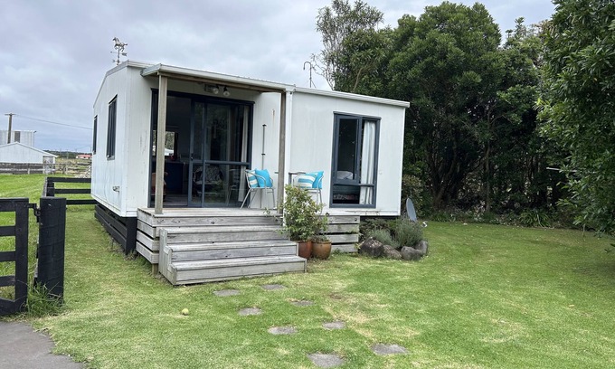 Kaitake Apartamento | Oakura, Taranaki accommodation for two on Ahu Ahu Road, close to beach & village