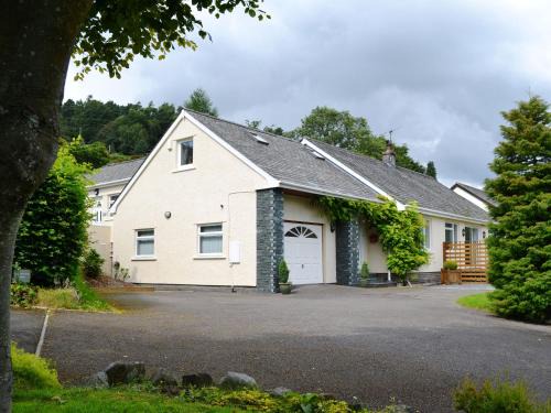 Braithwaite Casa | Oakvale - Oak Leaf