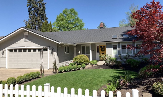 Cal Young Casa | Oakway Blissful Abode, Walk to Autzen Stadium