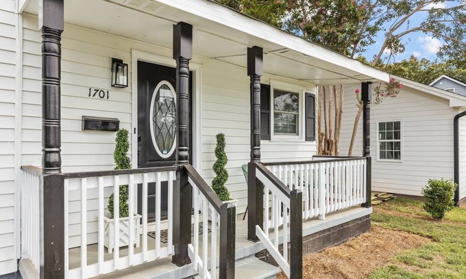Downtown Casa | Oakwood Cottage Deux - Put Green, Mins to DT
