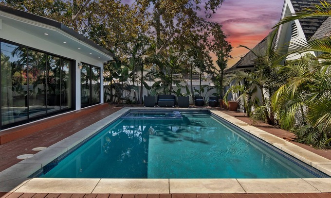 Greater Wilshire - Hancock Park Casa | Oasis 5 bed/4 bath with Heated pool & Spa
