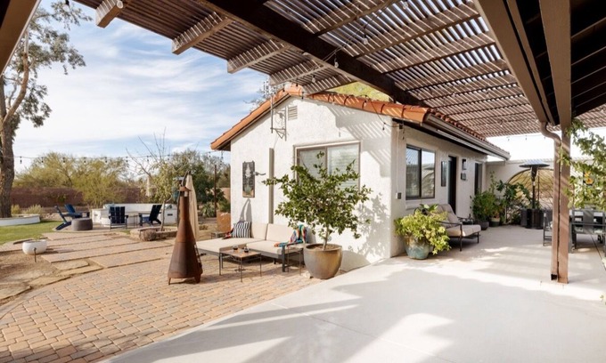 Orange Ranch Estates Casa | Oasis Casita: Luxe Guest House on Peaceful 4 Acres, Hot Tub