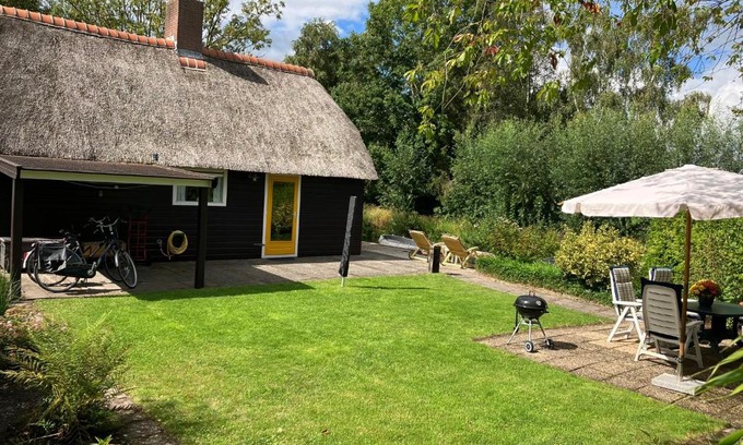 Zuideinde Casa | Oasis holiday home in Giethoorn next to canal, boat extra