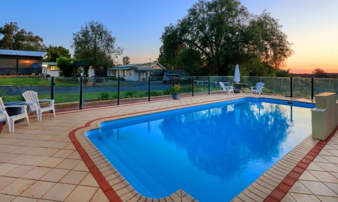 Peak Hill Hotel | Oasis Motel