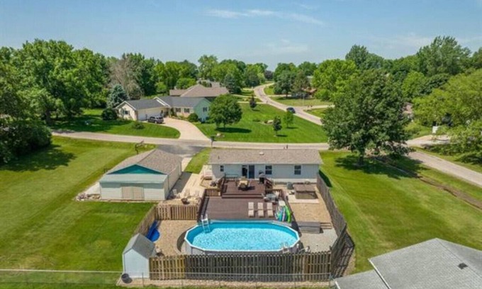Waterloo Casa | Oasis Near Water/Theme Park with Pool/Hot Tub