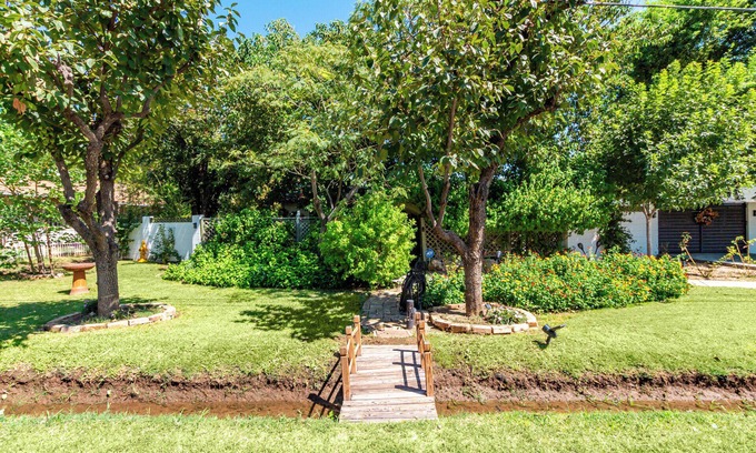 Alhambra Casa | Oasis of Greenery in the Desert - Lovely 2/2 with pool/spa/outdoor shower