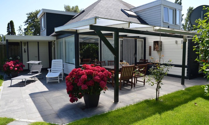 Stavenisse Casa | Oasis of relaxation - Het Puppenhuisje with communal pool,