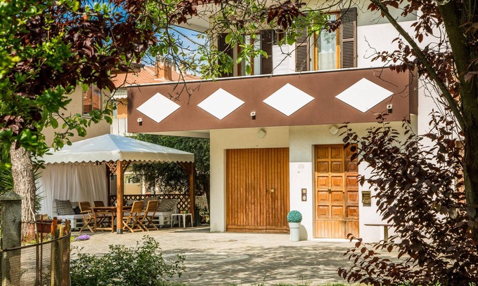 Marotta Apartamento | Oasis de relajación no muy lejos del mar, aparcamiento en el patio interior.