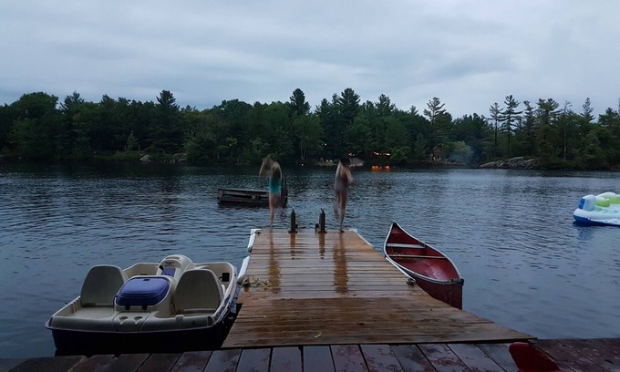 Central Frontenac Cabaña | Oasis en un lago privado relajante: perfecto para nadar