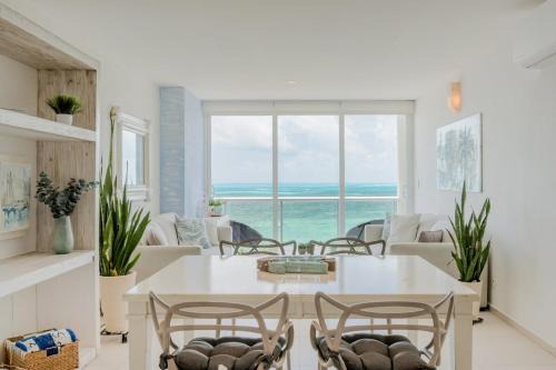 Puerto Juárez Apartamento | OASlS Beachfront 2 BDR with pool by Casa Paraiso