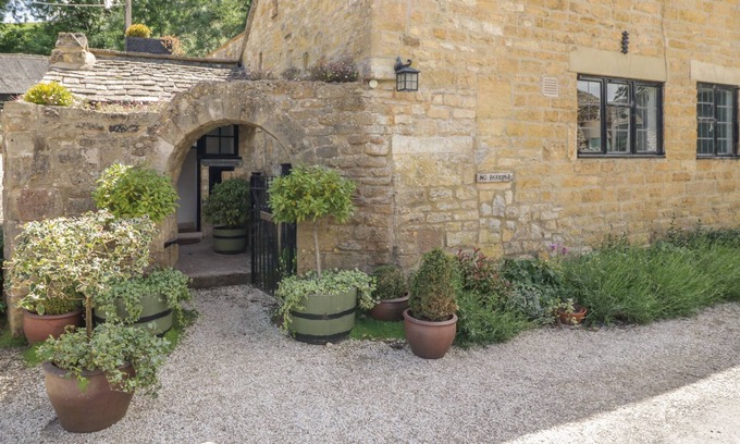 Snowshill Village Cabaña | OAT HILL COTTAGE, pet friendly in Broadway