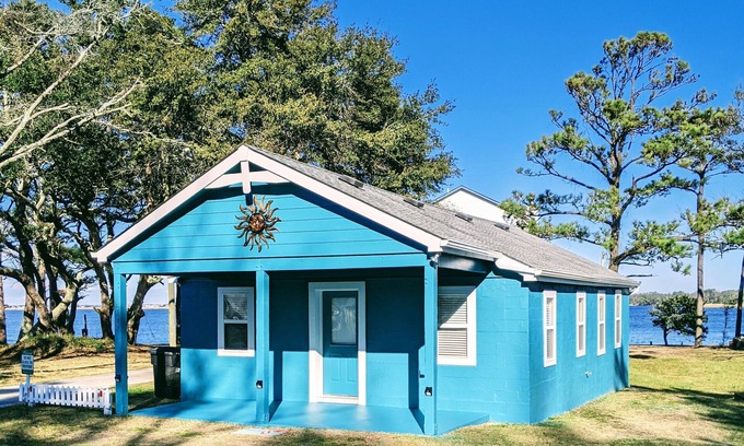 Colington Cabaña | OBX Island Cottage~Water view~ 1 level, no stairs~ Beach 3.5 miles (8 min drive)