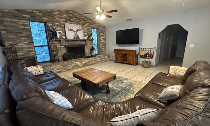 Fellowship Casa | Ocala Country House, pool, game room & playground,10 min to WEC!