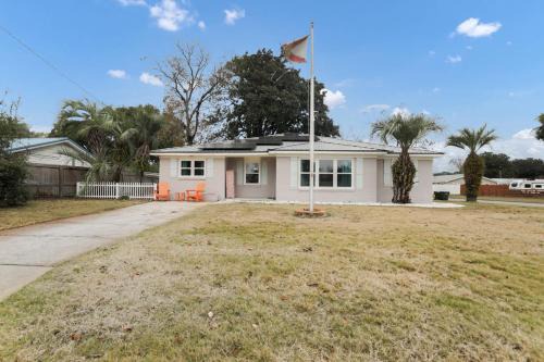 Fort Walton Beach Casa | Ocean - 5 Beds Retreat with Pickleball, Arcade, Grill & Beach Access!