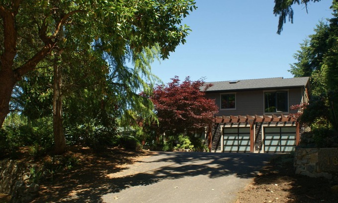 Regional District of Nanaimo Apartamento | Vista al mar y a la montaña y a pasos de la belleza natural, incluida la playa.