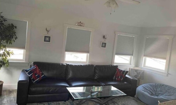 Point Pleasant Beach Casa | Ocean Ave .. Oceanside home 500 feet to the beach and north end of boardwalk