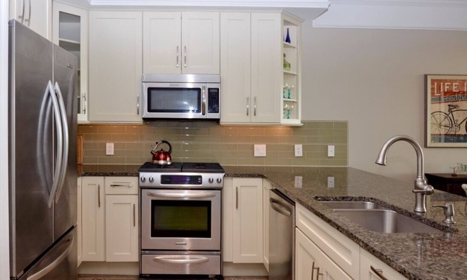 Dewey Beach Condominio | Ocean/Bay View Pet Friendly 2BR Condo w/ Pool