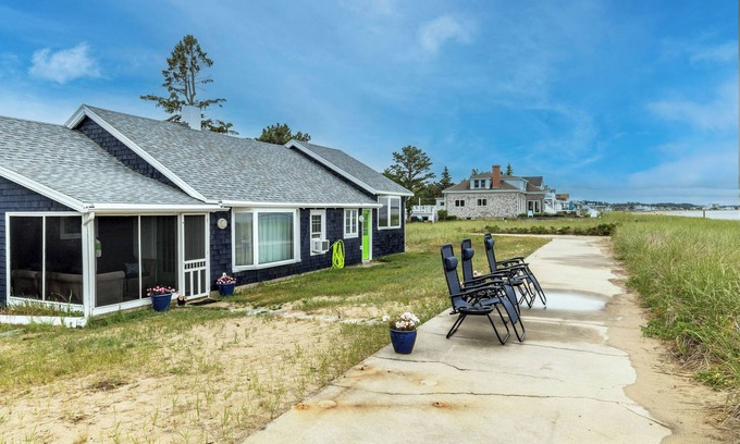 Ocean Park Cabaña | Ocean/beachfront cottage, located at the end of a dead-end street on the beach with lots of privacy