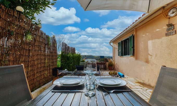 Mafra Casa | Encantadora casa unifamiliar con todas las comodidades que incluyen barbacoa y jardín