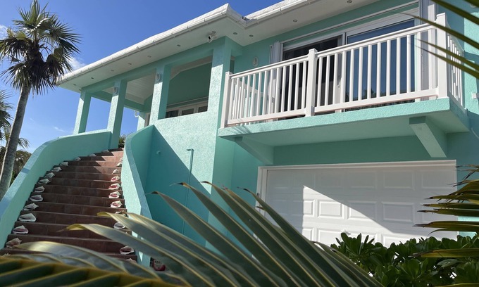 North Palmetto Point Casa | Ocean Breeze, steps to the beach! Generator, Starlink internet, filtered water.