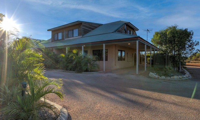 Exmouth Villa | Ocean Breeze - 3 bedroom, 2 bathroom villa
