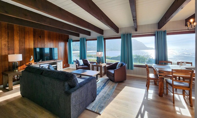 Yachats Casa | Ocean Front 5 BR Home! Yachats, Walk to Everything! Dog Friendly!