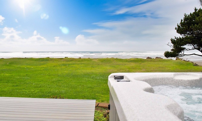 Yachats Casa | Ocean Front, Amazing Views! Hot Tub! Dog Friendly!