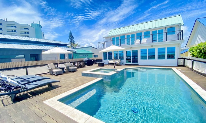 New Smyrna Beach Casa | Frente al mar - Nueva Piscina / Spa - Home Designer - 2 cuadras de tiendas, restaurantes, Comestibles