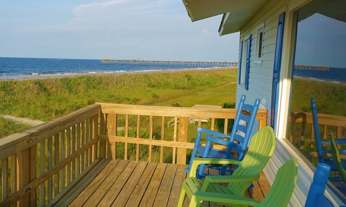 Yaupon Beach Cabaña | Ocean Front Beach Cottage-180 grados con vista al mar desde todas las habitaciones y L-deck