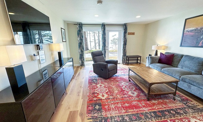 Yachats Apartamento | Ocean Front Condo, Pelican at Oregon House, Stairs to the Beach!