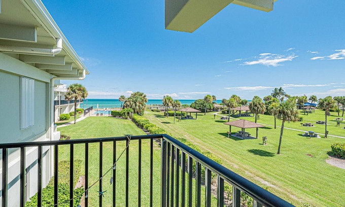 Central Beach Condominio | Ocean front condo, walk to quaint Vero Beach restaurants and shops.