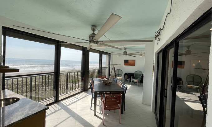 Cocoa Beach Condominio | OCEAN FRONT,CORNER UNIT, TOP FLOOR 2 BEDROOM/2 BATHS