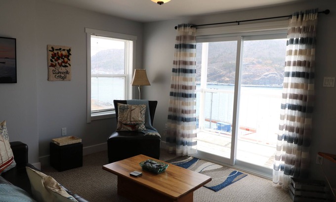 Downtown St. John's Cabaña | Ocean Front Cottage, construido en el acantilado, con vistas a St. Puerto de juan