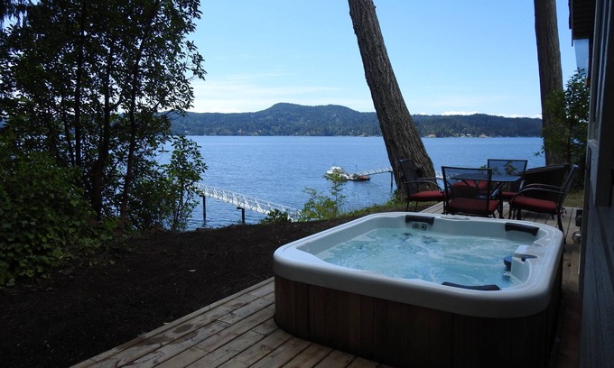 Sooke Cabina | Ocean Front Cottage in Sooke on Vancouver Island Kayaking Hot Tub