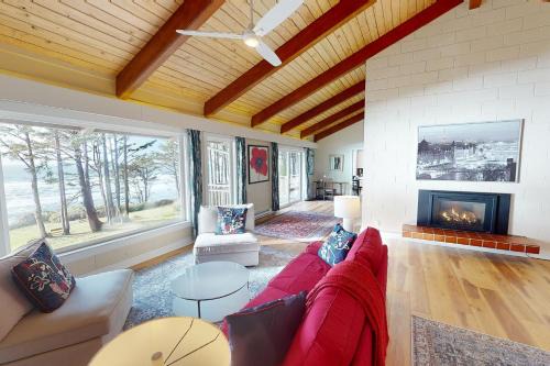Yachats Casa | Ocean Front, Eagle at the Oregon House, Stairs to the Beach!
