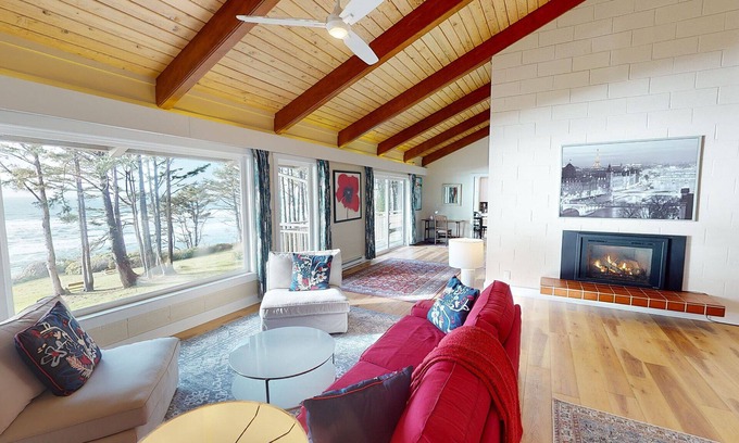 Oregon Coast Casa | Ocean Front! Estate House with 3 Units Sleeps 12!