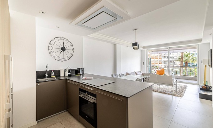 Cannes City Centre Apartamento | Ocean Front family apartment at Mondrian Hotel on the Croisette
