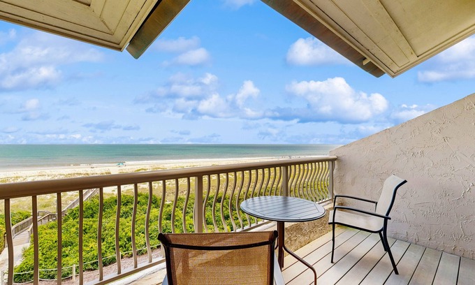 Fernandina Beach Apartamento | Ocean Front Hotel Side Condo with Balcony, WiFi & Shared Pool