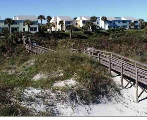 Almont Apartamento | Ocean Front on Crescent Beach