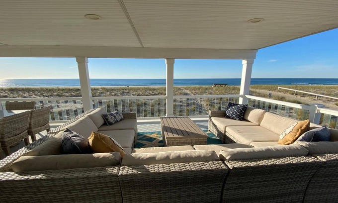 North Beach Haven Casa | Ocean Front. Roof Top Deck. Hot Tub. Beach Badges. WIFI. 152075