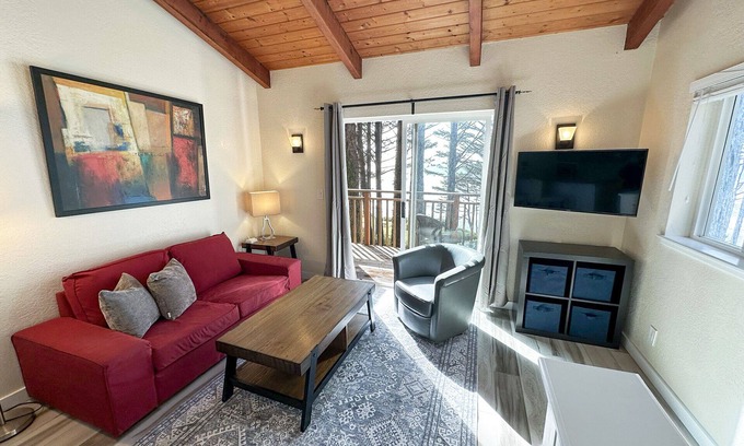 Yachats Condominio | Ocean Front, Serenity at Oregon House, Stairs to the Beach!