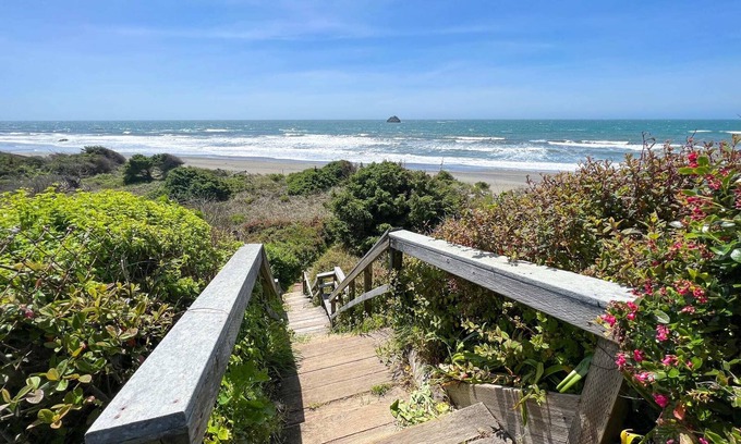 Smith River Apartamento | Ocean Front Sunset Shore Retreats "Sea Otter Snooze"