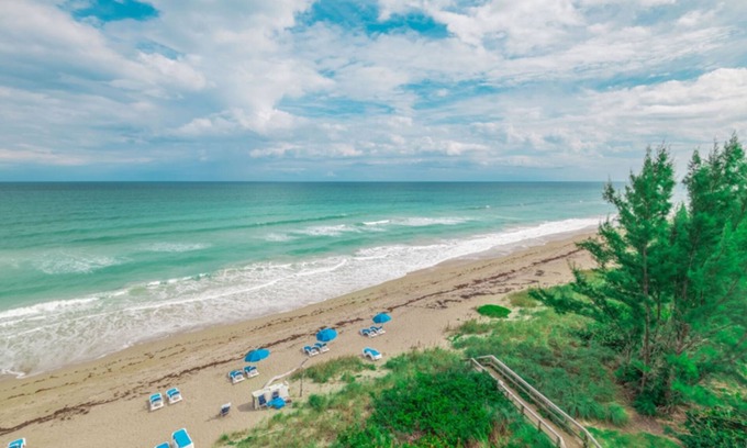 Hutchinson Island South Complejo | Ocean Front Two Bedroom Condo, Jensen Beach, FL 2194980