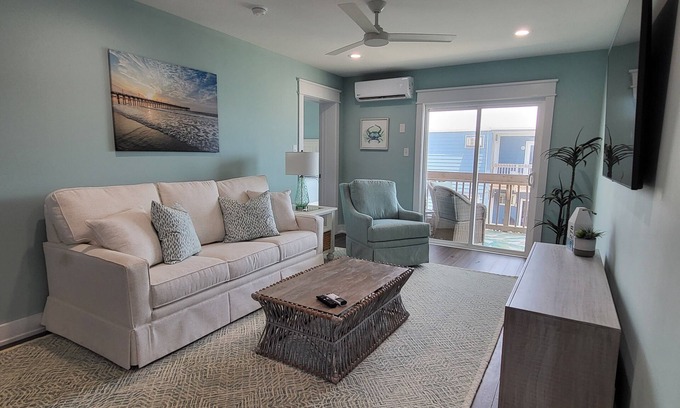 McCutcheon Field Condominio | Ocean Front 2 Bed / 2 Bath Condo