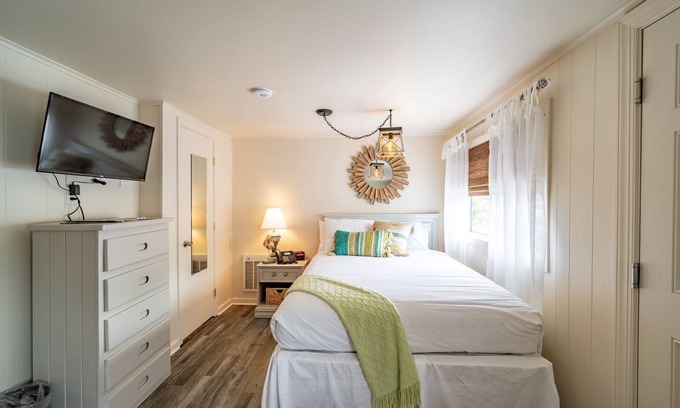 Rehoboth Beach Cabaña | Ocean Glass Inn - Deluxe Cottage Efficiency