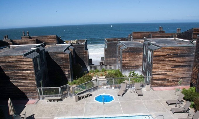 Monterey Condominio | Ocean Harbour 110 - Monterey Condo - Oceanview, Surf Sounds