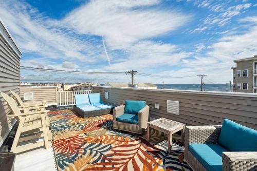 Salisbury Beach Casa | Ocean Hideaway Rooftop Deck Fireplace