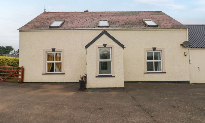Hasguard Cross Cabaña | OCEAN HOUSE, pet friendly, character holiday cottage in Broad Haven