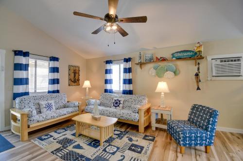 Ocean Isle Beach Apartamento | Ocean Isle Apartment with Balcony, 1 Mi to Beach!